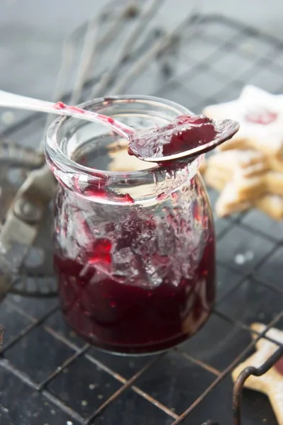 Johannisbeermarmelade Glas Mit Einem Löffel Zum Füllen Von Marmeladenkeksen — Stockfoto