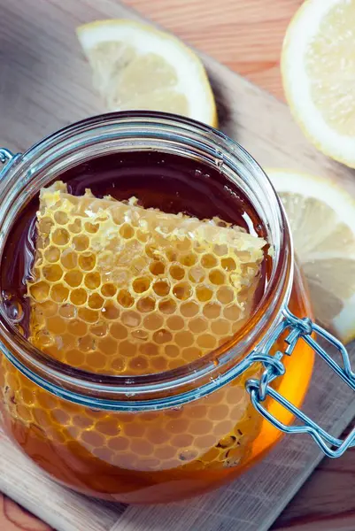 Greek Organic Honey Honeycomb Glass Jar — ストック写真