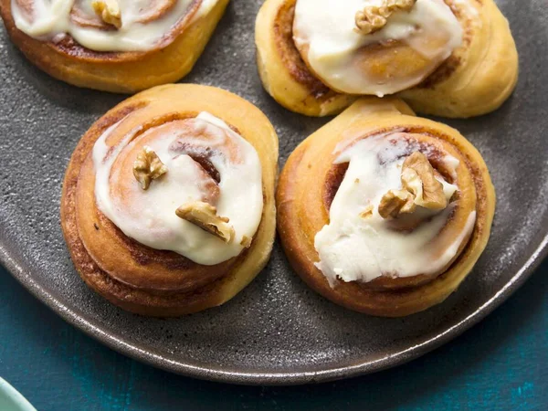 Cinnamon Rolls Cinnamon Rolls Topped Fresh Cheese Walnuts — Stock Photo, Image