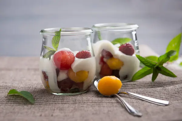 참외와 복숭아 딸기와 포도를 곁들인 Soya Yoghurt — 스톡 사진