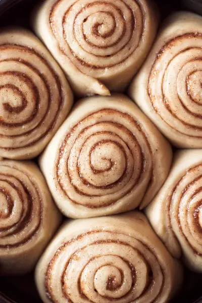 Unbaked Cinnamon Buns Close View — Stock Photo, Image