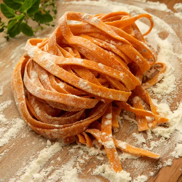 Geroosterde Rode Peper Pasta Deegbord Met Bloem — Stockfoto
