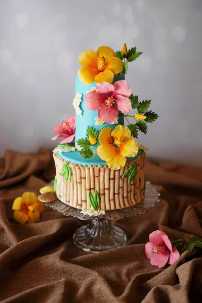 Bolo Havaí Decorado Com Flores — Fotografia de Stock