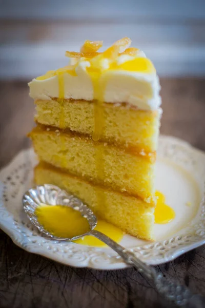 Ein Stück Dreilagiger Zitronenkuchen Mit Zuckerguss — Stockfoto