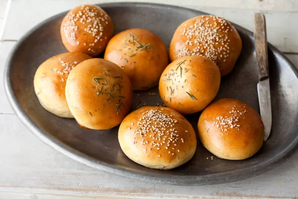 Bıçaklı Metal Kasede Çeşitli Ekmek Ruloları — Stok fotoğraf