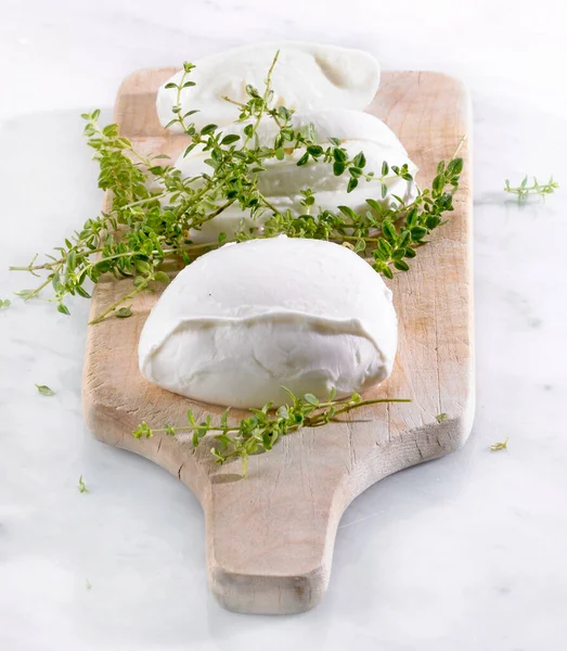 Buffalo Mozzarella Tymianek Desce Siekania — Zdjęcie stockowe