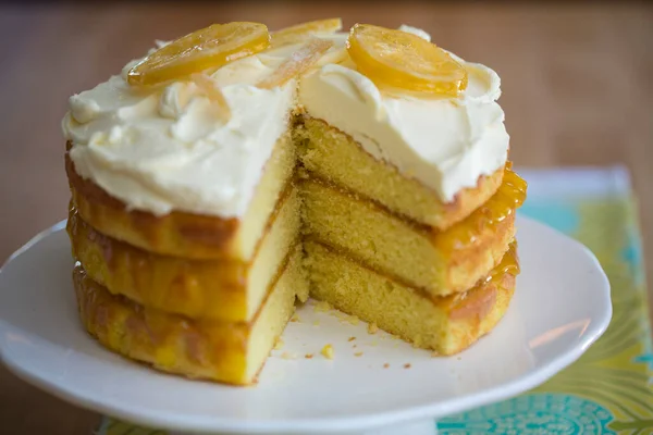 Kue Lemon Tiga Lapis Dengan Lemon Beku Dan Permen — Stok Foto