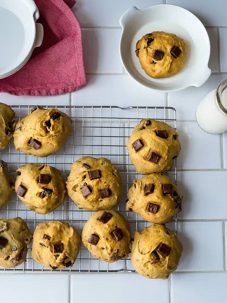 Citrouille Chocolat Morceaux Cookies Refroidissement Sur Support Métallique — Photo