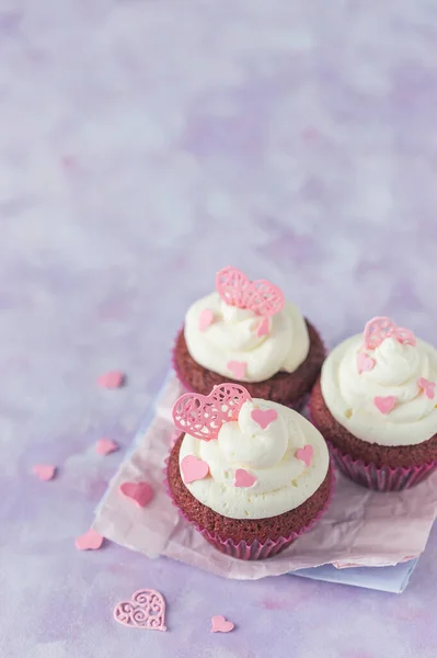 Pastelitos Terciopelo Rojo Con Queso Crema Corazones Azúcar Rosa — Foto de Stock