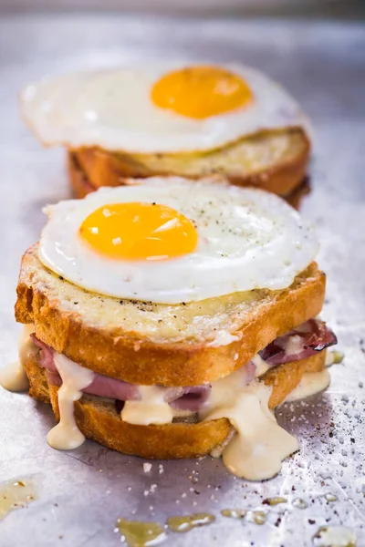 Croque Madame Sandwich Grillé Jambon Fromage Gruyère Avec Sauce Aux — Photo