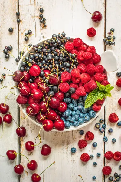 Cherries Blueberries Blackcurrants Raspberries Bowl Wooden Table — Stock Photo, Image