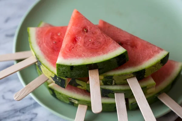 Kilar Vattenmelon Med Klubbor Pinnar Plattan — Stockfoto