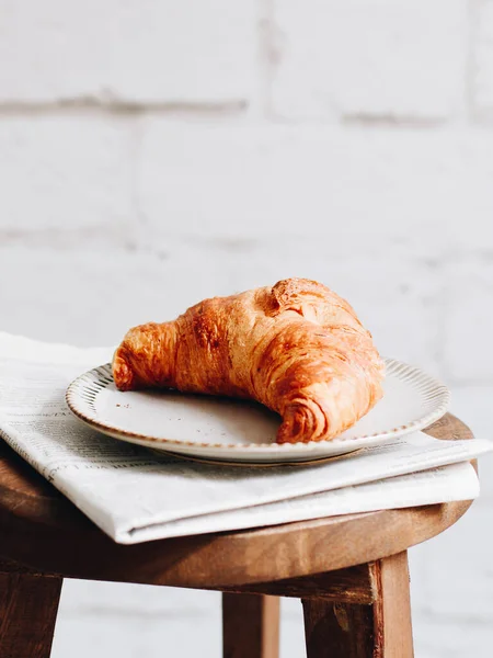 Croissant Café Manhã Jornal Banquinho Madeira — Fotografia de Stock