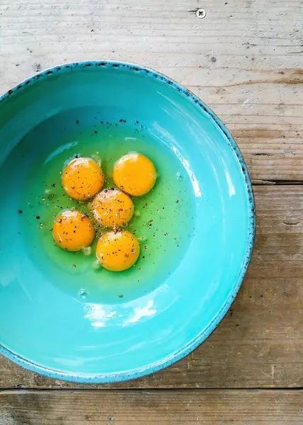 Взбитые Яйца Бирюзовой Чаше — стоковое фото