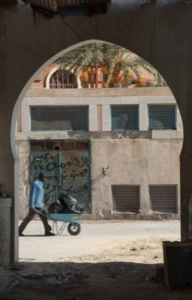 在利比亚首都的黎波里的加德马 一个拱门从街上望出去 一个男人推着一个轮式手推车的场景 — 图库照片