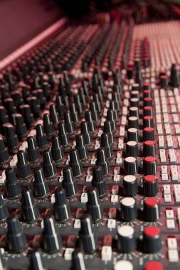 Kayıt stüdyosunda karıştırma masası.