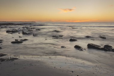 Lambert Körfezi, Batı Burnu, Güney Afrika, Batı Yakası Bölgesi 'nde sahil ve limana bakan günbatımı manzarası..