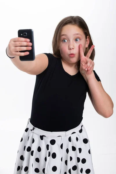 Young Girl Making Peace Sign Pouting Camera — Stock Photo, Image