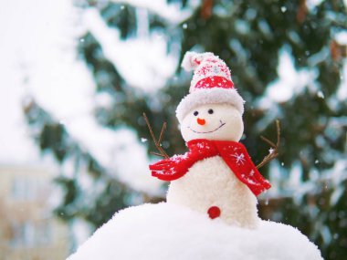 Kar üzerinde duran mutlu kardan adam 