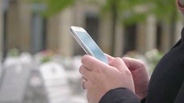 Kadın cep telefonuna yavaş çekim 60fps ile bir mesaj yazıyor.