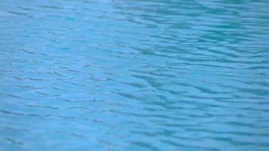 Yüzme havuzundaki su dalgaları yavaş çekimde 60fps