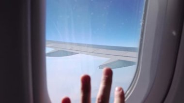 Yavaş çekim 120 fps ile uçak camına elinizi yakın tutun.