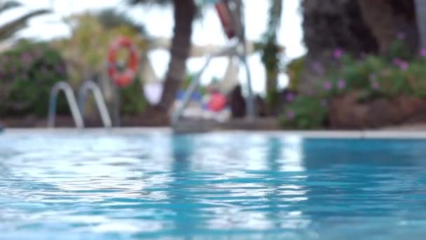 Voda Bazénu Tropickém Resortu Zpomaleném Filmu 120Fps — Stock video