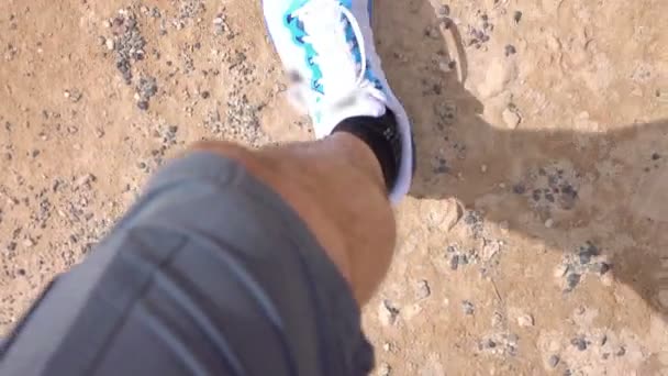 Человек Идет Пустыне Замедленной Съемке 120 Кадров Секунду — стоковое видео
