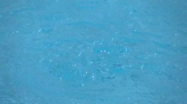 Ağır çekimde su gayzeri 120 fps