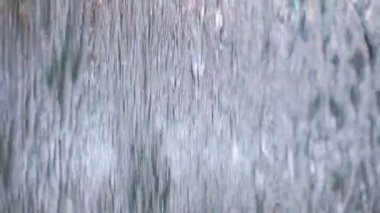 Pencerede ağır yağmur var. Ağır çekimde 120 fps.