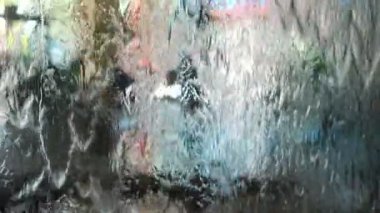 Pencerede ağır yağmur var. Ağır çekimde 120 fps.