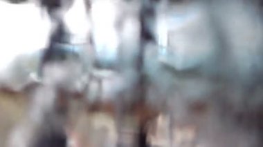 Pencerede ağır yağmur var. Ağır çekimde 120 fps.