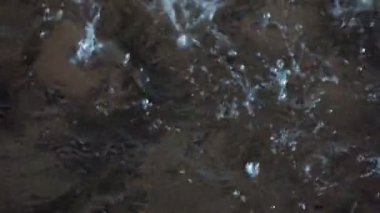 Yavaş çekimde yağmur damlaları suya düşüyor.