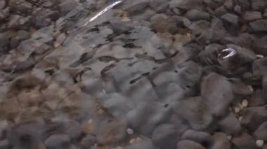 Ağır çekimde suyun altındaki taşlı arka plan 120 fps