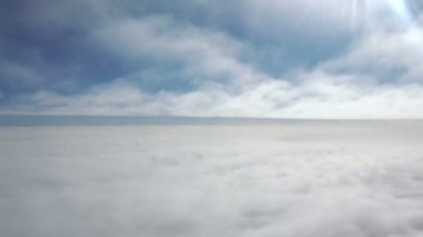 Bulutların üzerinden 4 km hızla uçun.