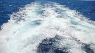 Yelkenli gemi yavaş çekimde dalgalar yaratır. 180 fps.