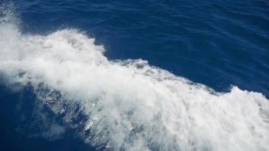 Yelkenli gemi yavaş çekimde dalgalar yaratır. 180 fps.