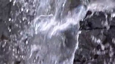 Yavaş çekimde şelaleden su sıçrıyor.