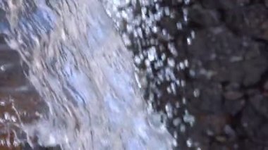 Yavaş çekimde şelaleden su sıçrıyor.