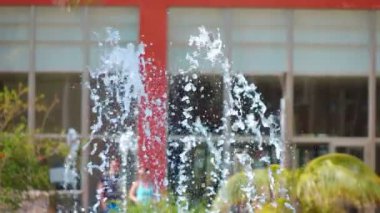 Su damlaları yavaş çekimde çeşmeye atlıyor 250 fps