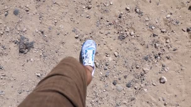 Hombre Caminando Desierto Cámara Lenta 250Fps — Vídeo de stock