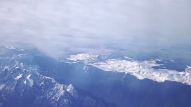 Dağ pirenlerinin üzerindeki hava görüntüsü 4k aralığında.