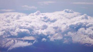 Dağ pirenlerinin üzerindeki hava görüntüsü 4k aralığında.