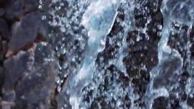 Yavaş çekimde şelaleden akan su 250 fp.