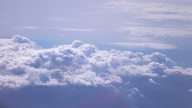 Dağ pirenlerinin üzerindeki hava görüntüsü 4k aralığında.