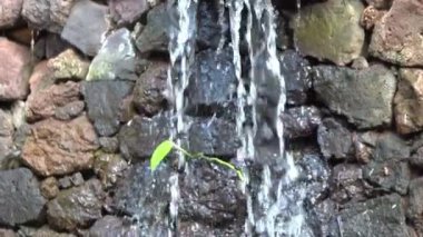 Yavaş çekimde şelaleden su sıçrıyor.