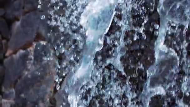 以250Fps的慢速运动从瀑布中喷出的流水 — 图库视频影像