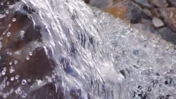 Πιτσιλίζοντας Τρεχούμενα Νερά Από Καταρράκτη Αργή Κίνηση 250Fps — Αρχείο Βίντεο