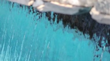 Şelaleden yavaş çekimde su sıçrıyor 250 fps