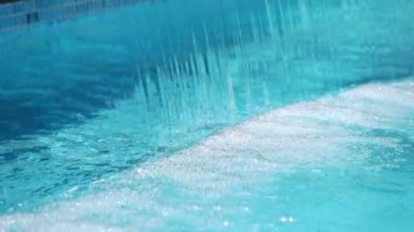 Şelaleden yavaş çekimde su sıçrıyor 250 fps